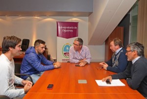 Leandro Aveiro junto a funcionarios provinciales y el intendente de Tunuyán