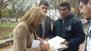 Laura Montero firmando el pedido de Marcelo Castillo, delegado gremial de ALCO