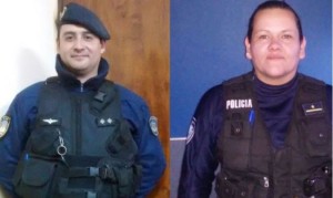 Ellos son los policías que salvaron a la familia: el Oficial Inspector Andrés Carmona y la Auxiliar Paola Guzman.