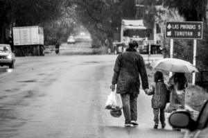 Colonia Las Rosas y la lluvia - por el fotógrafo local Alexis Araya