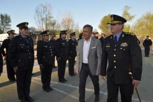 El Gobernador Cornejo junto a Martinelli, Comisario General del Valle de Uco, a cargo de toda la fuerza policial regional.