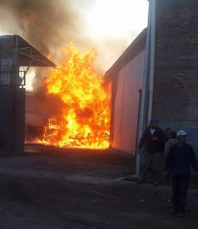 Incendio de Agroquímica - Foto gentileza Facundo Arce, FM Popular Tupungato