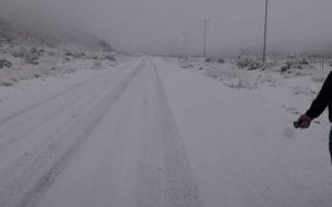 Acumulación de nieve en la ruta 94, más arriba de El Manzano (foto gentileza Vialidad Provincial- Valle de Uco)