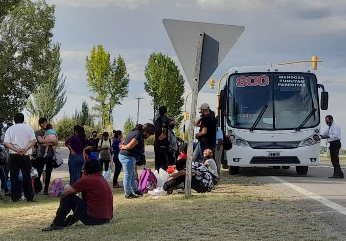 Colectivo averiado al costado de la ruta en Tunuyán ((Foto Facundo Romo- El Cuco Digital)