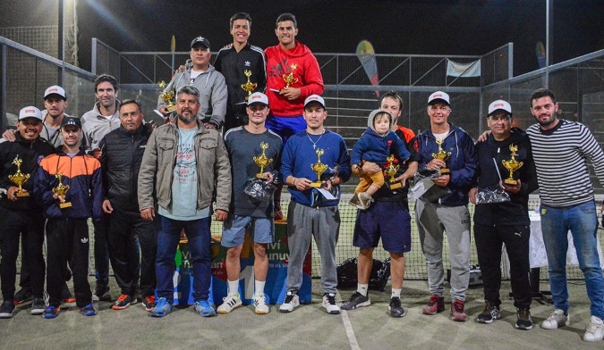 Un total de 64 parejas, 128 jugadores, 77 partidos y un clima estupendo, dieron calor y color a un fin de semana cargado de mucho pádel.