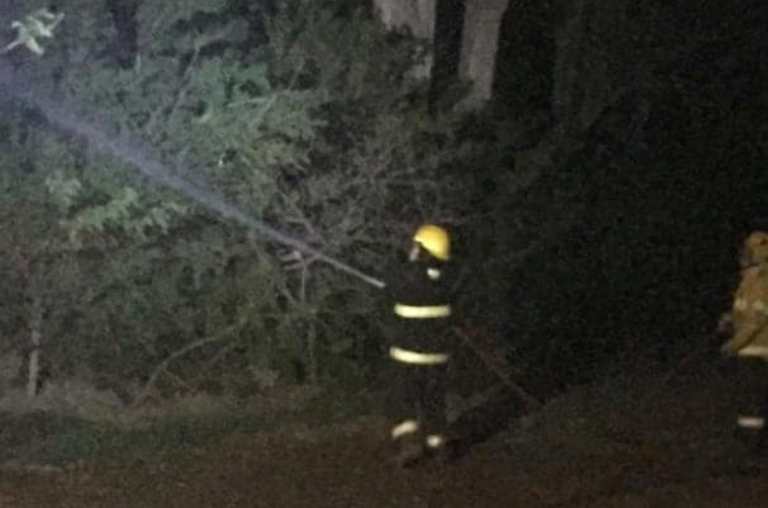 Bomberos apagando el incendio