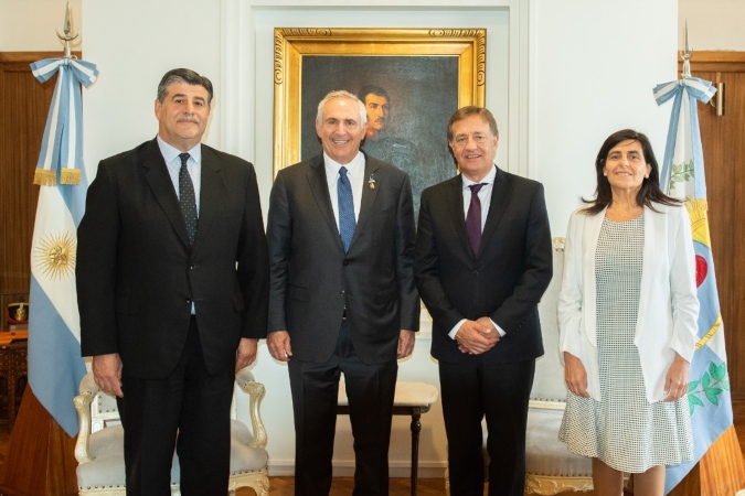 El gobernador Rodolfo Suarez y el vicegobernador Mario Abed recibieron en la Casa de Gobierno al embajador de Estados Unidos en Argentina, Marc R. Stanley.