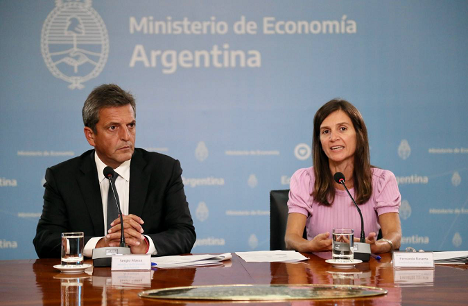 La directora ejecutiva de ANSES, Fernanda Raverta, y el ministro de Economía de la Nación, Sergio Massa,  anunciaron el nuevo techo de ingresos para cobrar asignaciones.