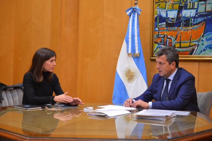 El ministro de Economía de la Nación, Sergio Massa, y la titular de la ANSES, Fernanda Raverta, anunciaron el relanzamiento del Programa Hogar.