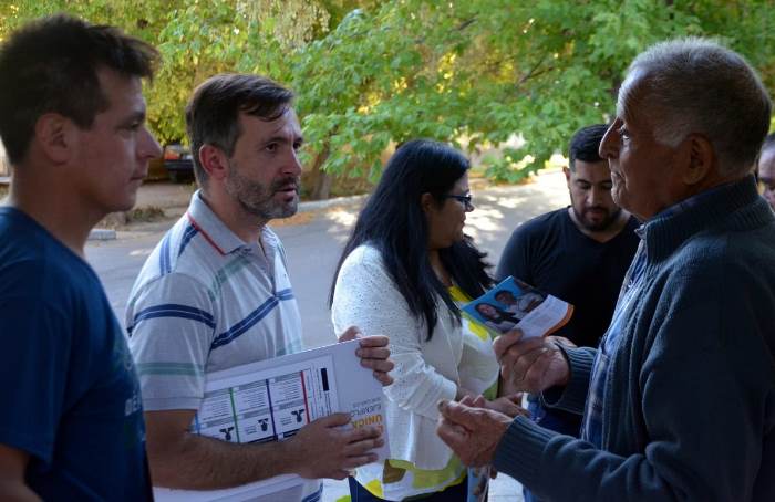 "Juanchi" dialogando con vecinos del barrio El Molino, de La Consulta