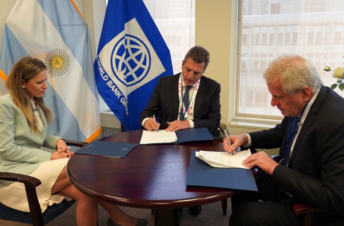 Los ministros de Educación, Jaime Perczyk y de Economía, Sergio Massa acordaron con el Banco Mundial un desembolso de USD 300 millones.
