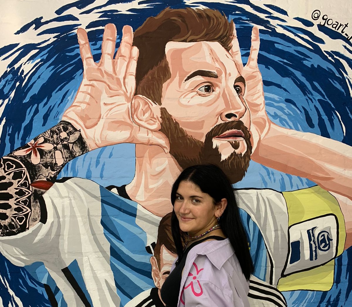 Fotografía: Jimena realizando un mural de Lionel Messi.