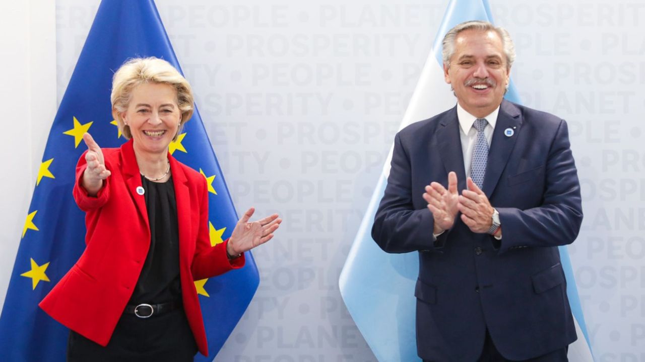 Alberto Fernández junto a la presidenta de la Comisión Europea, Ursula Von der Leyen.