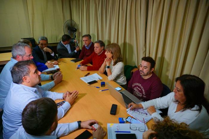 Representantes del Ejecutivo junto a representantes del gremio - foto prensa Gobierno de Mendoza