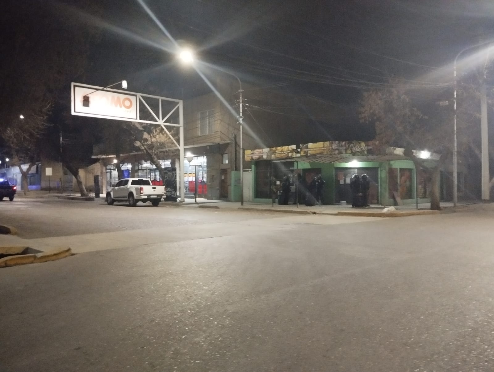 Policía apostada en inmediaciones de supermercado Átomo en Tunuyán. Lunes 21 de agosto del 2023. Foto: El Cuco Digital.