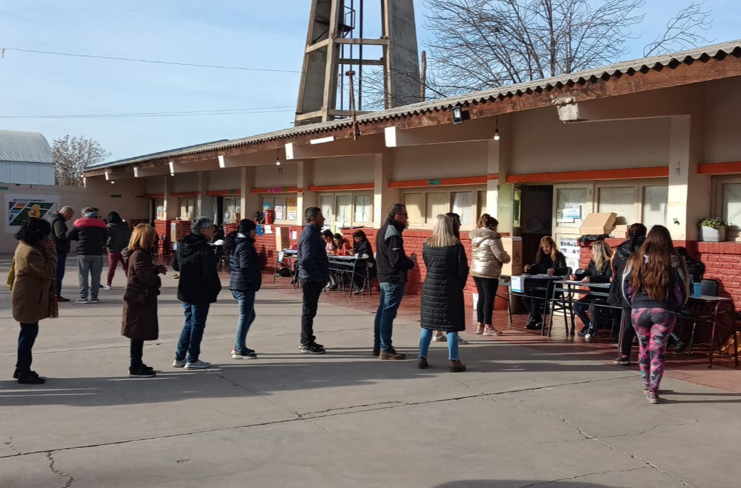 Votantes en la escuela Adolfo Tula de La Consulta - Foto El Cuco Digital