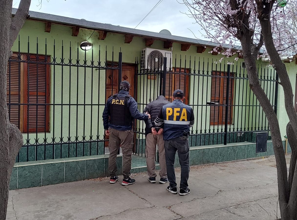 Así se llevaban a uno de los detenidos en San Carlos