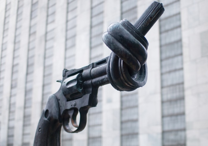 La escultura "No violencia" (o "El arma anudada"), del artista sueco Karl Fredrik Reutersward, se encuentra en la entrada de la Sede de la ONU en Nueva York. Es el símbolo de la Fundación Proyecto No Violencia.