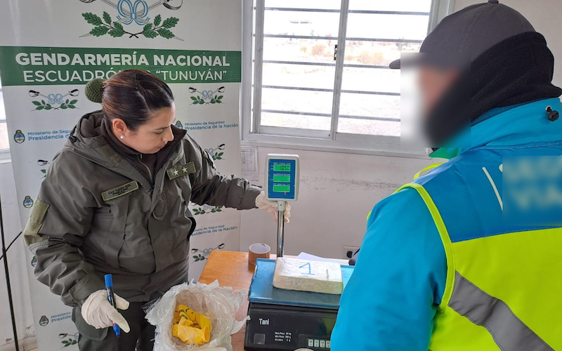 Momento del pesaje de la cocaína secuestrada en Tunuyán.