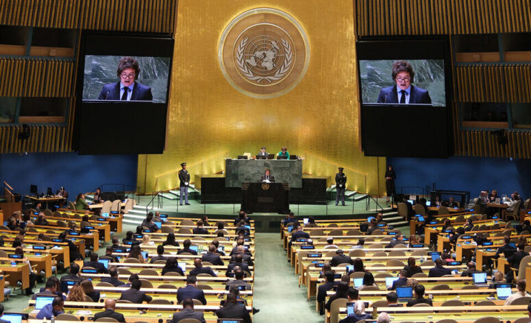 En un recinto con muchas butacas vacías, Milei acusó a las Naciones Unidas de haber tomado medidas de izquierda.. Imagen: AFP