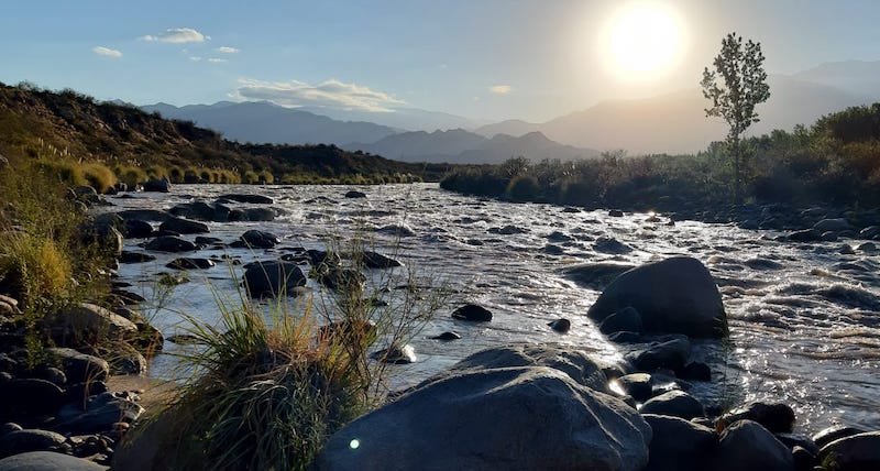 Atardecer en el río Tunuyán, Valle de Uco.