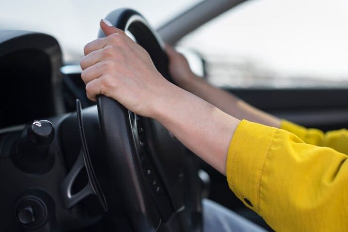 mujer al volante