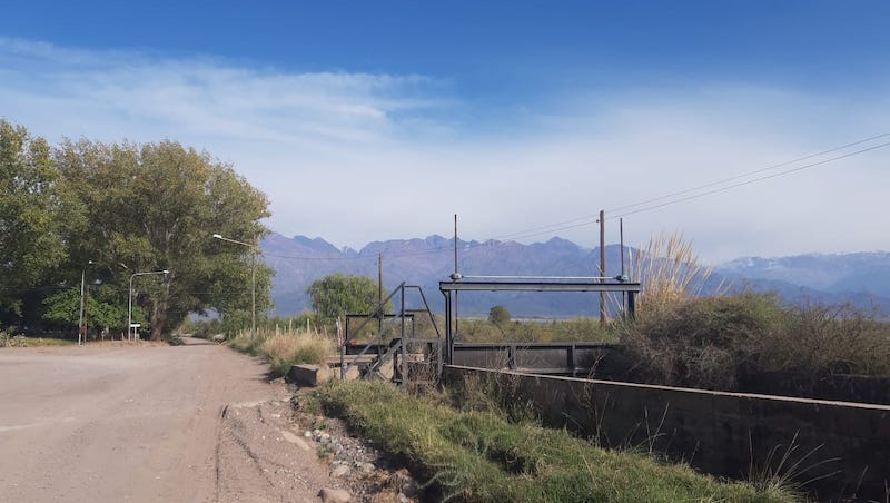 Canal de riego en Valle de Uco.