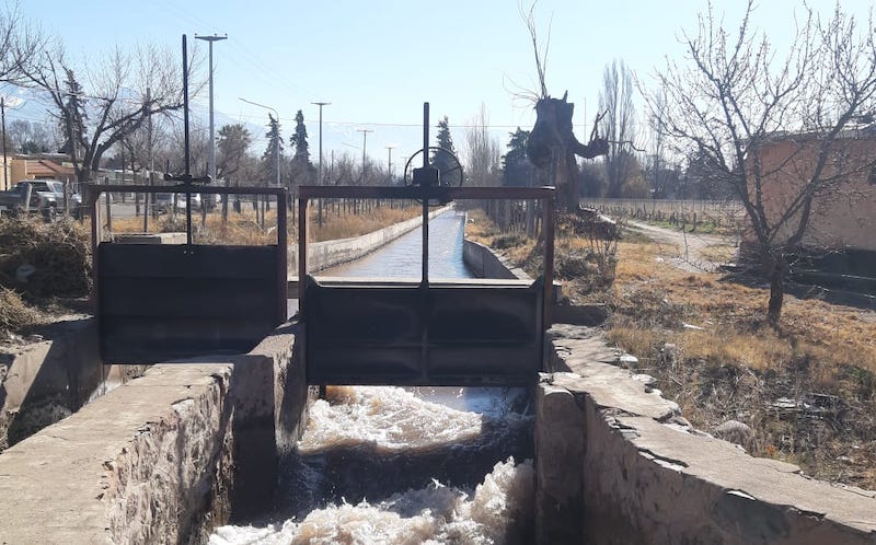 Canal y compuerta- La Consulta- Valle de Uco.