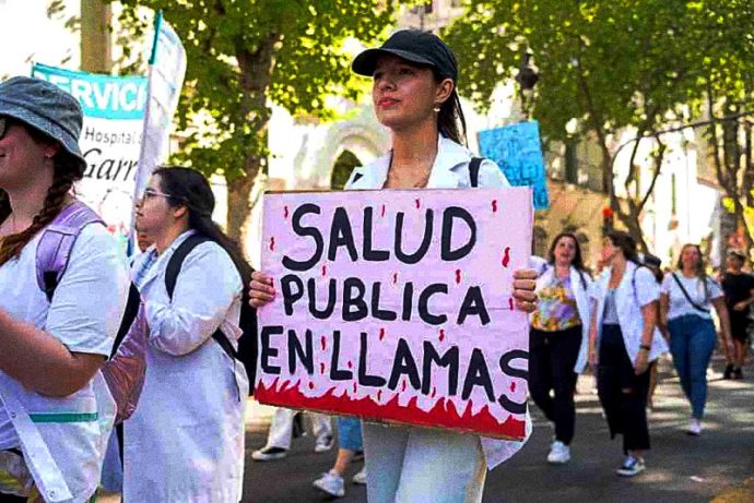 Salud-publica-Profesionales-de-la-salud-Trabajadores-de-la-salud-Ajuste-Milei-690x461-1