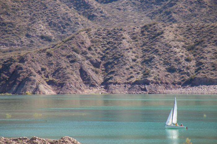 Lago-Potrerillos-700x466